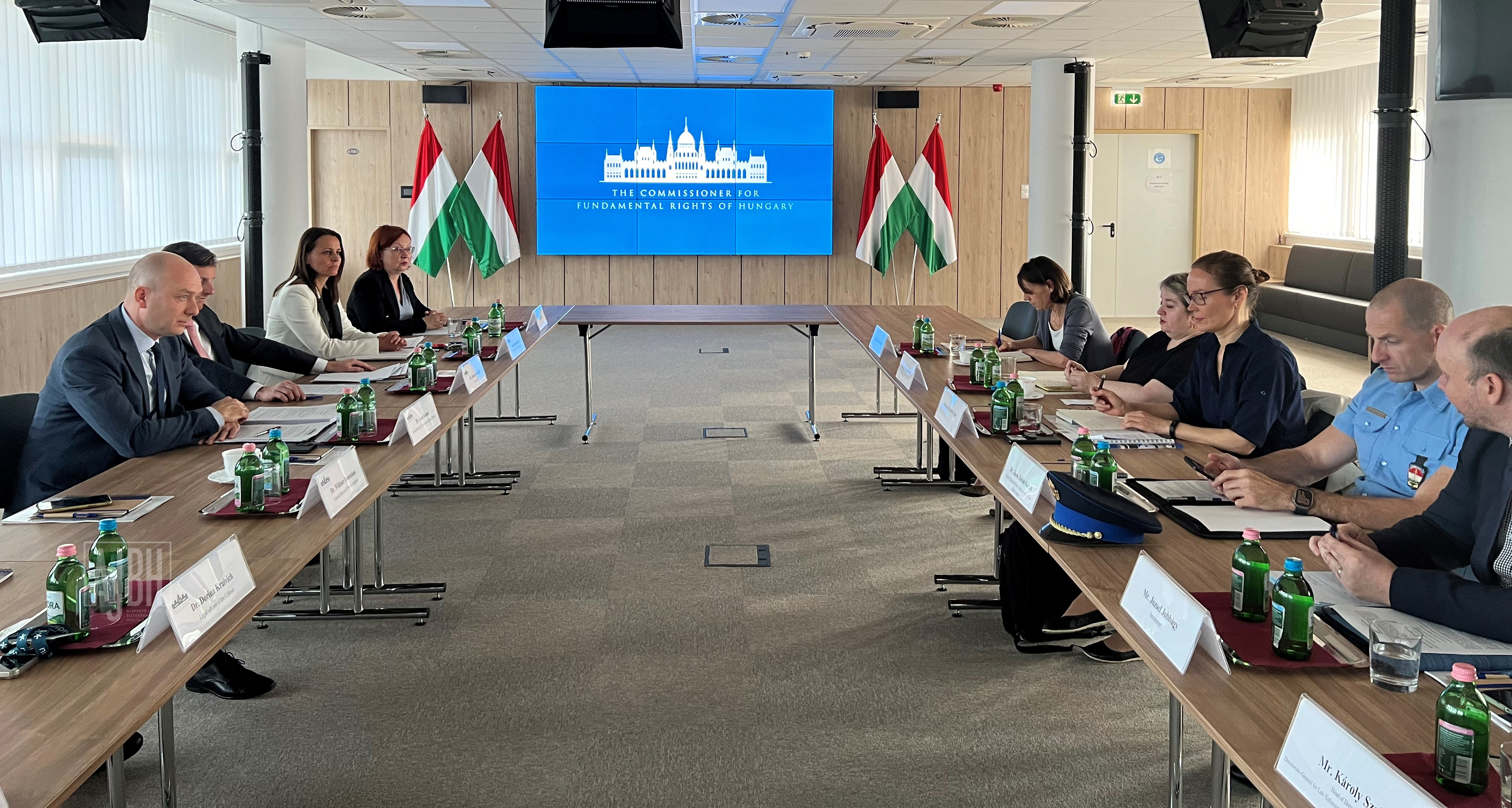 Az Európai Bizottság szakértőit fogadta Hivatalában az alapvető jogok biztosa