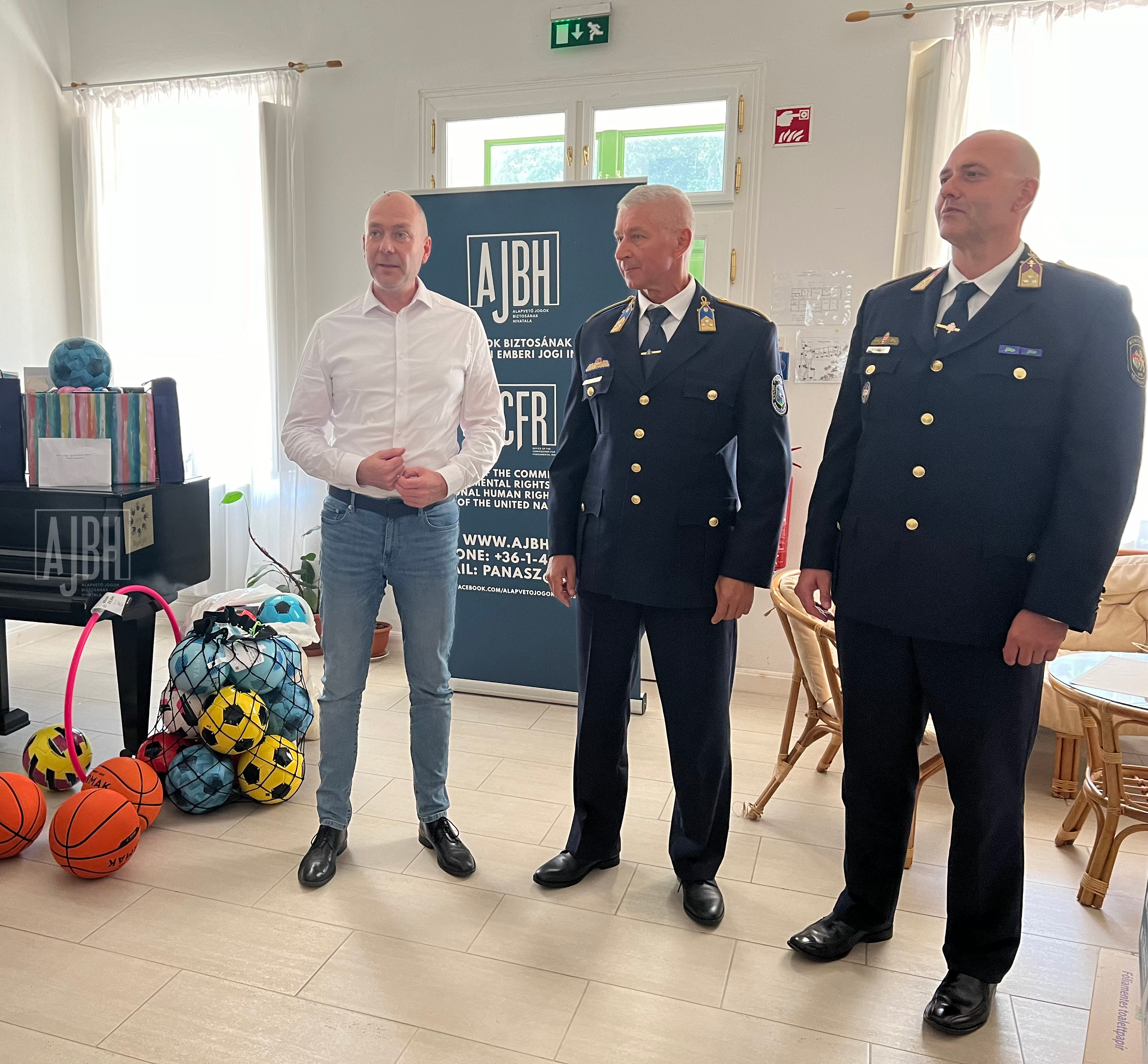 Iskolakezdési adományokat adott át rászoruló gyermekeknek dr. Kozma Ákos, az alapvető jogok biztosa a Heves Vármegyei Gyermekvédelmi Központ Mónosbéli Gyermekotthonában